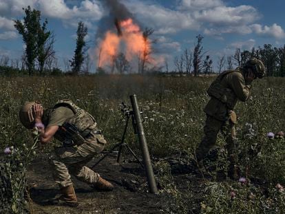 Ukrainian soldiers fire a mortar towards Russian positions at the front line, near Bakhmut, Donetsk region, Ukraine, Saturday, Aug. 12 2023