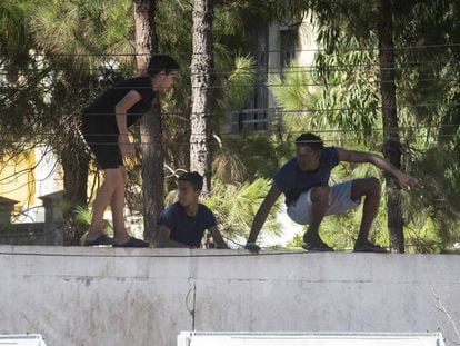 A group of minors jump the fence at a shelter in La Línea (Cádiz).