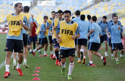 Roberto Soldado (l) and Xavi Hern&aacute;ndez (c) training with the Spain team in the Maracan&aacute; on Wednesday.