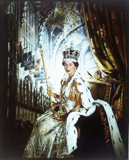 Official portraits. A 1950s-era official portrait of the queen draped in ermine and crown jewels was photographed by Cecil Beaton. 