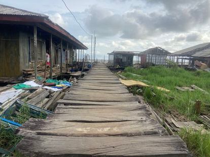 Restos de edificios en Ayetoro, Nigeria, que va desapareciendo a medida que aumenta el nivel del mar.