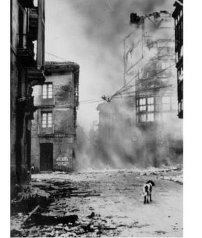 This image of the dog Ogi (Bread) at the corner of Guernica's Artekale and San Juan streets is one of the best known images of the bombing of the town.