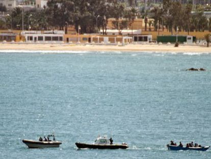 Civil guards tow the boat before handing the immigrants to Moroccan police.