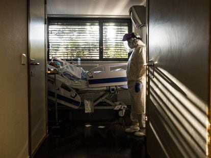 A coronavirus patient in La Paz hospital in Madrid.