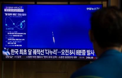 A Korean man watches the 'Danuri' probe’s launch on television.