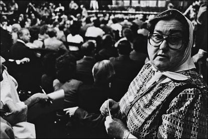 Hebe Bonafinil, president of the Association of the Mothers of the Plaza de Mayo, during the trial of the Military Junta, on December 9, 1985 in Buenos Aires.