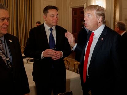 Steve Bannon, Elon Musk y Donald Trump, durante una reunión del entonces presidente con empresarios en la Casa Blanca, en 2017.
