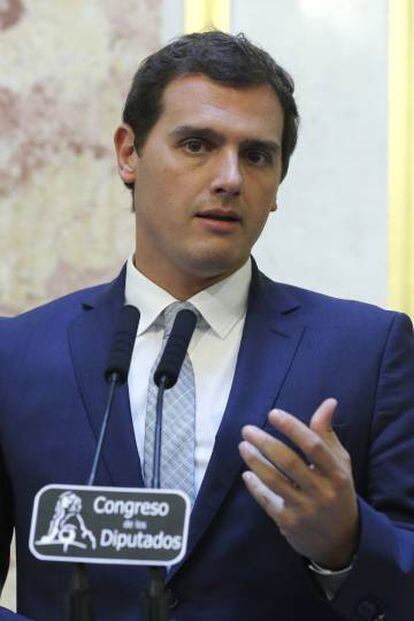 Ciudadanos leader Albert Rivera says Rajoy is not doing enough to secure congressional support.