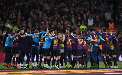 Barça players celebrate their Liga win.