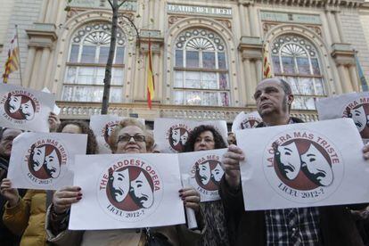 Employees of the Teatro del Liceo protest outside the Barcelona theater.