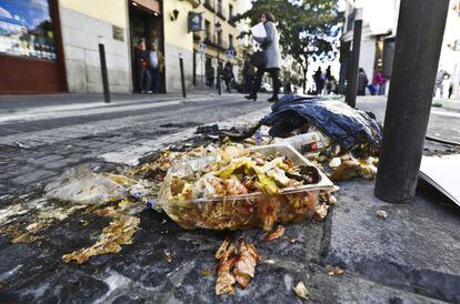 Food strewn across the ground in Jesús street.