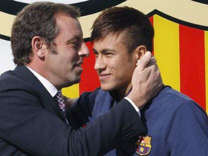 Ex-Barça chief Sandro Rosell with Neymar during the player’s presentation.