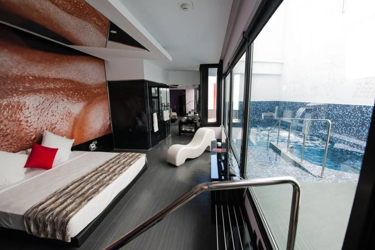 A room in the love hotel Loob.