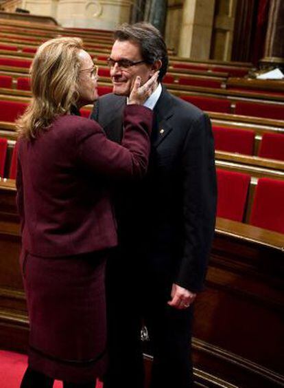 Artur Mas is congratulated by his wife after being approved as regional premier.