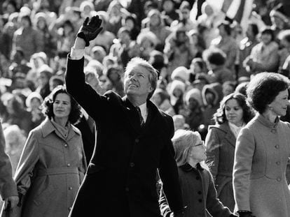 U.S. President Jimmy Carter waves to the crowd while walking with his wife, Rosalynn, and their daughter, Amy, along Pennsylvania Avenue. The Carters elected to walk the parade route from the Capitol to the White House following his inauguration in Washington, Jan. 20, 1977.