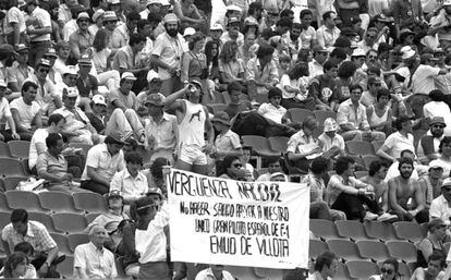 A sign held aloft by spectators calls for the presence of Madrileño driver Emilio de Villota at the Spanish Grand Prix. His early races were run at the recently constructed Jarama circuit in a car purchased with his savings and thanks to the help of family members and friends. At the start of the 1970s, private teams could purchase old cars and compete against the official outfits in Formula 1. In order to commit full time to racing, De Villota had left his job as the manager of a branch of Banco Ibérico. His team was the first to participate in Formula 1 with a Spanish license. In 1981, the sport’s supremo, Bernie Ecclestone, was determined to exclude the private teams from the championship and managed to achieve this with De Villota. The Spanish racer – the father of racing driver María de Villota, who died in 2013 following complications caused by a testing accident the year before – took part in free practice on the Friday, marking the last participation of a non-official group in F1 racing.