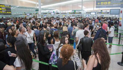 Lines to clear security at El Prat this Tuesday.
