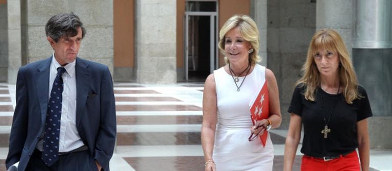 Esperanza Aguirre with Isabel Gallego (right).
