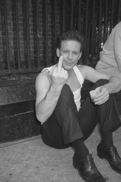 Mickey Rourke gives the middle finger to the camera, in 1985.