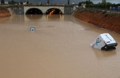 A vehicle partially submerged near a tunnel in Pilar de la Horada (Alicante) on Friday.
