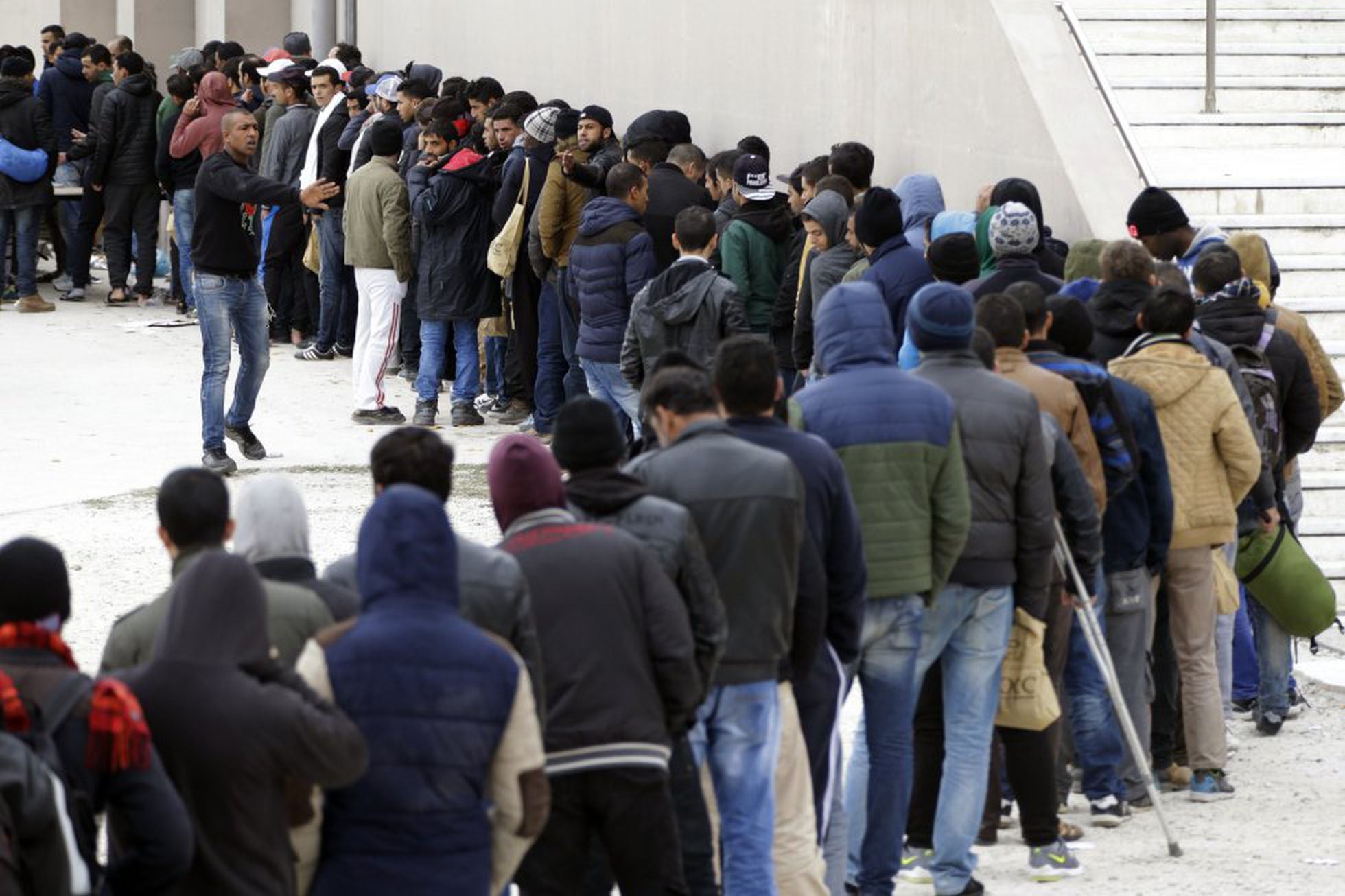 Депортация мигрантов после теракта. Очередь мигрантов. Мужчины, в очередь!. Очередь из мужчин. Толпа очередь.