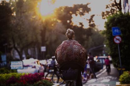Una joven extranjera en bicicleta en la Ciudad de México