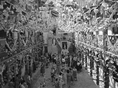 A courtyard decorated for Madrid’s annual Verbena de la Paloma festivities in 1953.