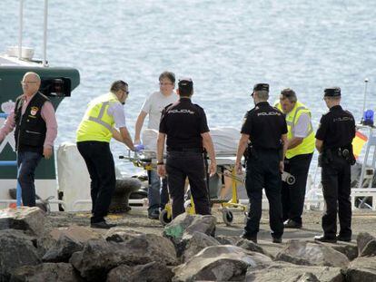 A Civil Guard patrol recovers a body from the water that was spotted by a helicopter