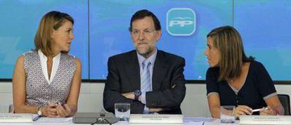 Mariano Rajoy sits between María Dolores de Cospedal and Ana Mato.