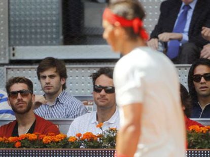 Carlos Moyà (center) watches a Nadal match alongside soccer players Sergio Ramos and Falcao.