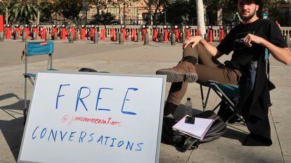 Adrià Ballester offers free conversations in downtown Barcelona.