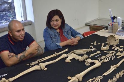 La coordinadora de las excavaciones, Nancy Domínguez Rosas y el antropólogo físico Eduardo García Flores muestran osamentas halladas cerca del Templo de San Hipólito