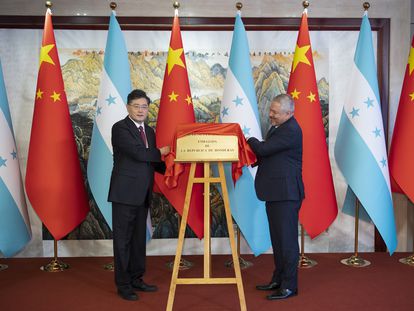 China's Foreign Minister Qin Gang, left, and his Honduran counterpart Enrique Reina