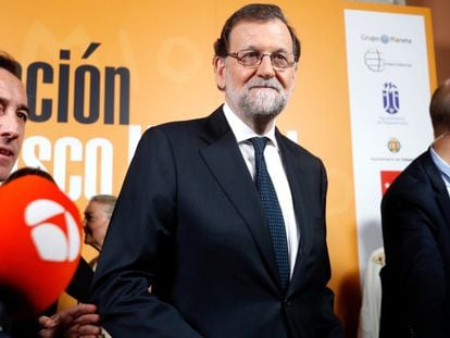 PM Mariano Rajoy's approval ratings have declined slightly.