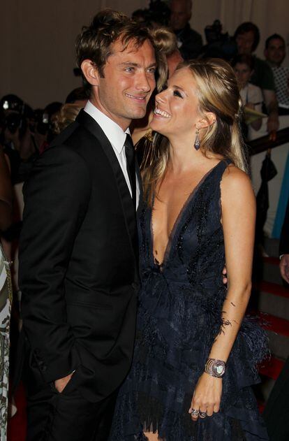 Actors Jude Law and Sienna Miller at the annual gala held by the Metropolitan Museum in New York, May 2010. 