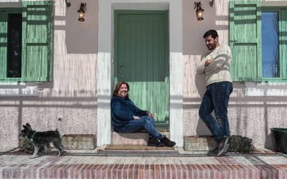 Soledad Montero and Pablo López, members of the Madrid cooperative La Corriente, at the home of Mari Luz Sandino.