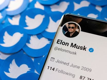 Elon Musk's profile on Twitter on a cellphone.