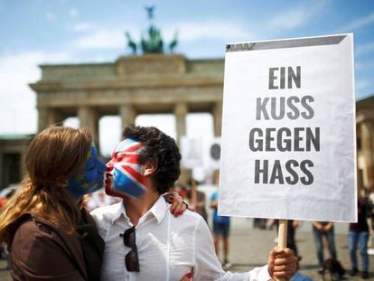 "A kiss against hate" in Berlin.