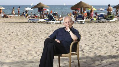 Zygmunt Bauman on the beach next to the Voramar hotel in Benic&agrave;ssim.