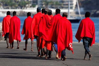 A group of migrants in the port of Arguineguín (on the island of Gran Canaria), this Thursday.