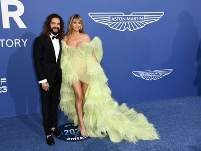 Heidi Klum made public her relationship with her third husband, the guitarist of the music group Tokio Hotel, in 2018. The supermodel and Tom Kaulitz were engaged a year later, and they said “I do” on a yacht in February 2019. Their photos on social media, and those captured by the paparazzi of the couple kissing passionately on a yacht during their vacation in France, show that they are still in the honeymoon phase.