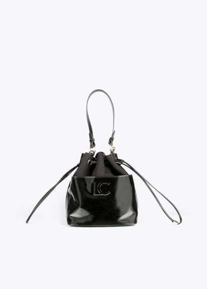 The mix of textures makes this bucket bag by LOLA CASADEMUNT a unique day-to-night piece. €109.

