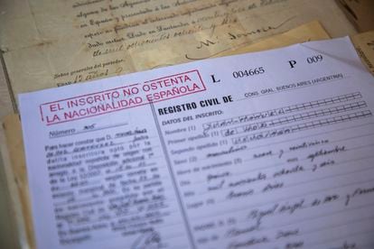 Solicitud de ciudadanía española de Juan Manuel de Hoz, sellada con una nota roja de negativa.