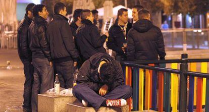A group of youngsters drinking in a Madrid park.
