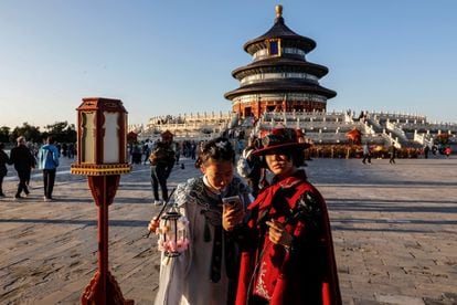 Tourists visit the Temple of Heaven in Beijing during the 2023 Golden Week celebrations.