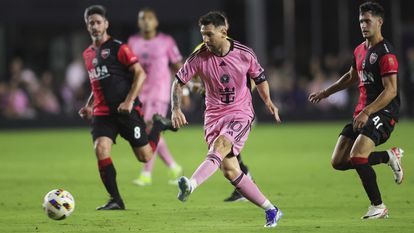 Messi passes the ball during the friendly match against argentinian side Newell's Old Boys, on February 15.