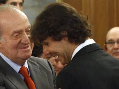 King Juan Carlos greets Rafael Nadal in a ceremony to mark Spain&rsquo;s fifth Davis Cup win.