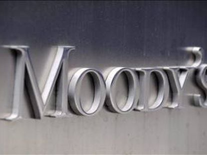Moody's has reduced the outlook for the Spanish banking sector.