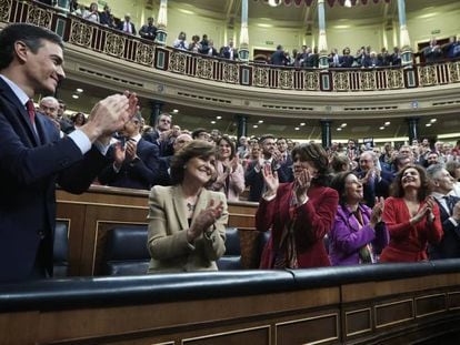 Spanish Prime Minister Pedro Sánchez celebrates the successful investiture bid on Tuesday in Congress.