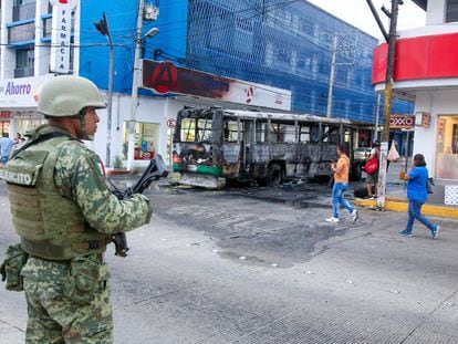 Armed men set fire to an urban public transport bus on August 2, 2023 in Acapulco, Guerrero.